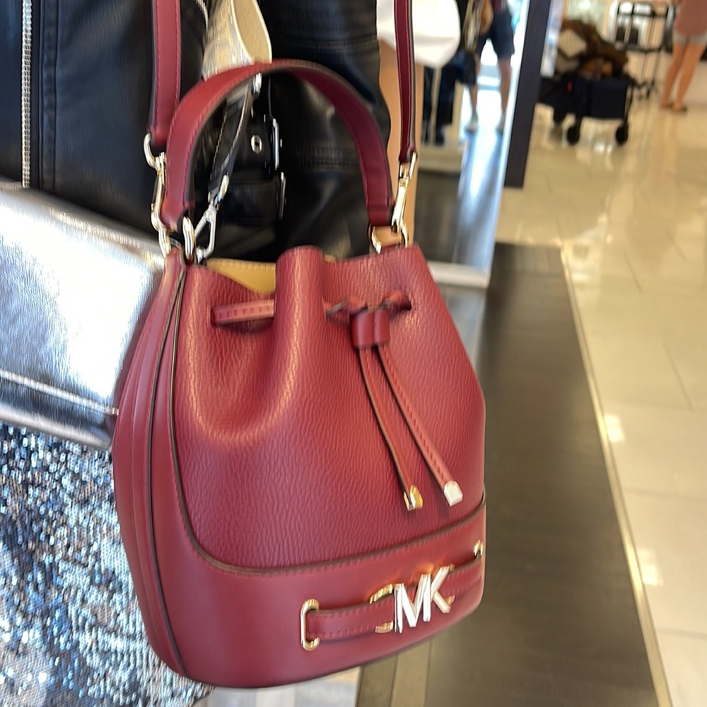 MICHAEL KORS 
Reed Medium Pebbled Leather Bucket Bag
Dark Cherry 
NWT - Picture 14 of 16